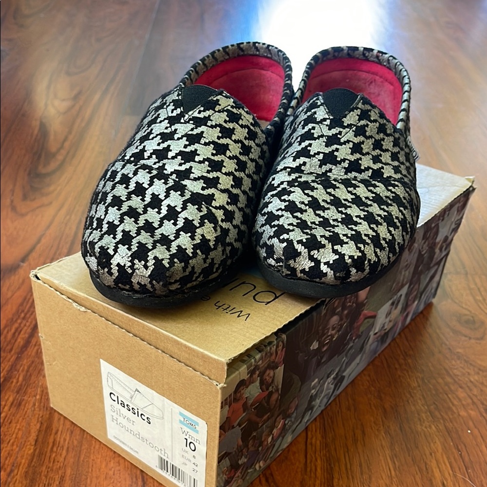 Black and White Houndstooth Toms